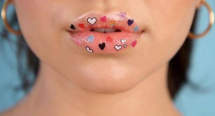 Instagram’ın 2019 Trendi: Minik Göz ve Dudak Emoji Dövmeleri Instagram’ın 2019 Trendi: Minik Göz ve Dudak Emoji Dövmeleri