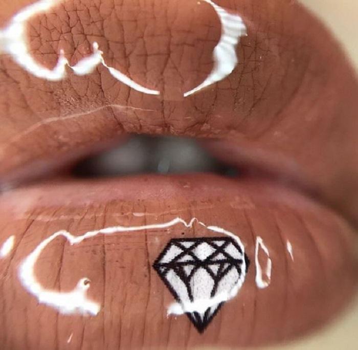 Instagram’ın 2019 Trendi: Minik Göz ve Dudak Emoji Dövmeleri Instagram’ın 2019 Trendi: Minik Göz ve Dudak Emoji Dövmeleri