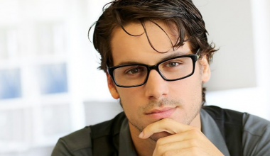 Gözlüklü Erkeklere Uygun Saç Modelleri?